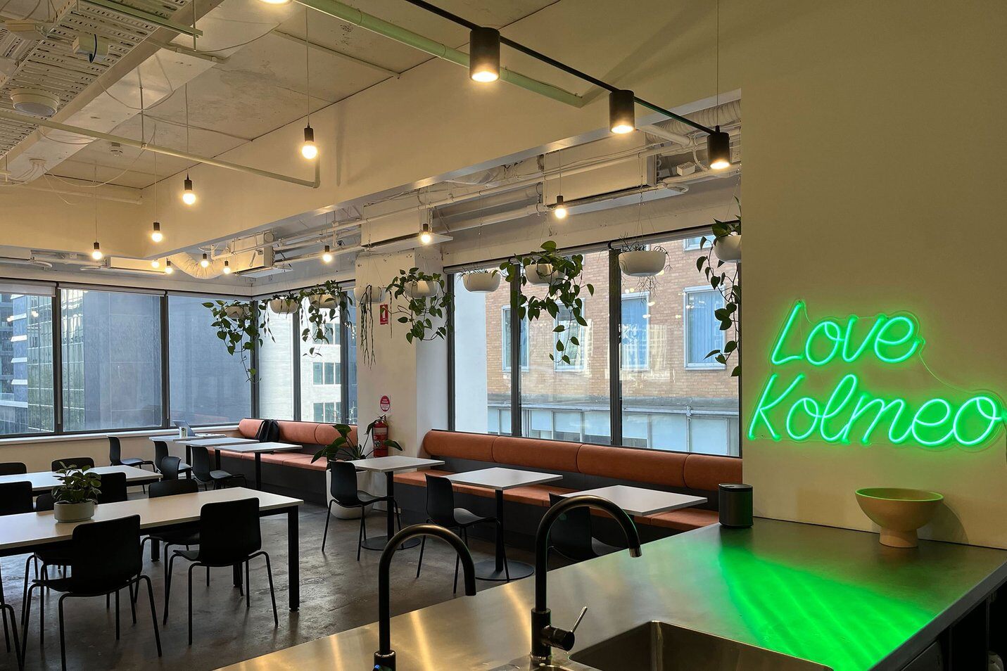 KolmeoHQ_neon.width-1431